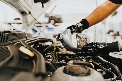 Sistema de suspensão automotiva com amortecedores e molas
