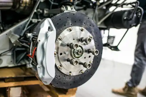 Sistema de freio automotivo com discos e pastilhas